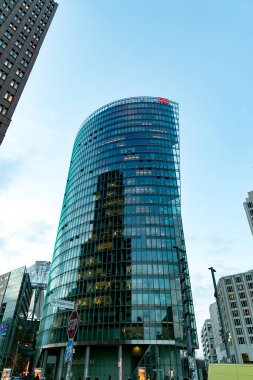 Berlin, Almanya - 16 Şubat 2017: Deutsche Bahn, Potsdamer Platz 'daki cam gökdelende. Deutsche Bahn AG bir Alman demiryolu şirketidir. Şirket her yıl yaklaşık 2 milyar yolcu taşıyor.