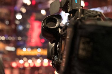 Berlin, Almanya - 16 Şubat 2017: Berlin Uluslararası Film Festivali sırasında basın toplantısında video kameralar. Arka planda, odaklanmamış ayı, festivalin sembolü.