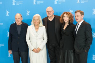 Berlin, Almanya - 16 Şubat 2017: Aktör Bruno Ganz, aktris Hildegard Schmahl, yönetmen Matti Geschonneck, aktris Evgenia Dodina ve aktör Sylvester Groth, 67. Berlinale Film Festivali sırasında düzenlenen 