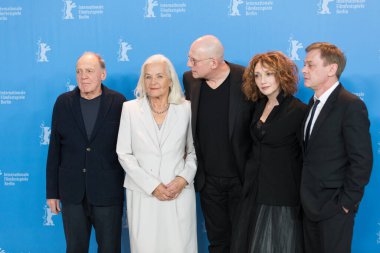 Berlin, Almanya - 16 Şubat 2017: Aktör Bruno Ganz, aktris Hildegard Schmahl, yönetmen Matti Geschonneck, aktris Evgenia Dodina ve aktör Sylvester Groth, Berlin 'de düzenlenen 67. Berlinale Festivali sırasında düzenlenen 