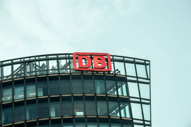 Berlin, Almanya - 16 Şubat 2017: Deutsche Bahn, Potsdamer Platz 'daki cam gökdelende. Deutsche Bahn AG bir Alman demiryolu şirketidir. Şirket her yıl yaklaşık 2 milyar yolcu taşıyor.