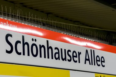 Berlin, Almanya - 16 Şubat 2017: Schonhauser Allee U-Bahn istasyonu işareti. U-Bahn ya da Untergrundbahn (yeraltı demiryolu), Berlins toplu taşımacılığında büyük bir devrimdir.