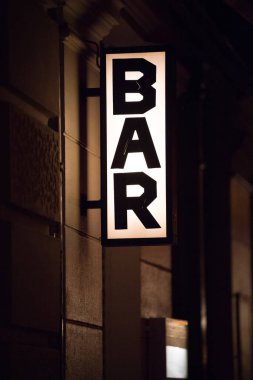 Gece bir binanın dışındaki bar tabelaları.
