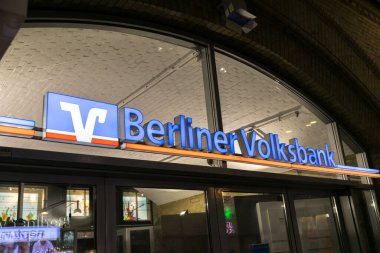 Berlin, Almanya - 16 Şubat 2017: Berliner Volksbank şubesi. Berlin merkezli Berliner Volksbank eG, Almanya 'nın en büyük kooperatif bankalarından biridir. Tarihi kökleri 1858 yılına kadar uzanır.