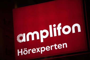 Berlin, Almanya - 17 Şubat 2017: Amplifon mağazası. 60 yıl önce kurulan şirket, İtalya 'nın en önemli çok uluslu şirketlerinden biri ve işitme kaybı alanında bir dünya lideri haline geldi.