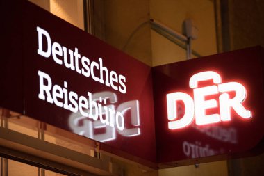Berlin, Almanya - 16 Şubat 2017: Alman seyahat acentası (DER), turizm sektörü şirketi. 1917 yılında Berlin 'de bağımsız bir şirket olarak kurulan DER, Almanya' nın önde gelen turizm şirketlerinden biridir.
