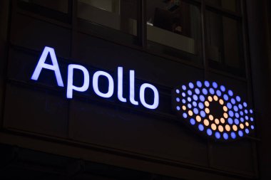 Berlin, Almanya - 16 Şubat 2017: Apollo mağazası. 1972 'de kurulan Alman firması, kendi gözlüklerinin yanı sıra ünlü tasarımcı güneş gözlükleri ve çok çeşitli kontakt lensler de sunuyor.