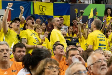 Berlin, Almanya - 21 Mayıs 2019: CEV Şampiyonlar Ligi Volley 2019 Süper Finali 'ne katılan taraftarlar kalabalığı Max-Schmeling-Halle' de