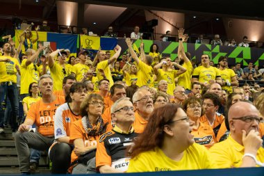 Berlin, Almanya - 21 Mayıs 2019: CEV Şampiyonlar Ligi Volley 2019 Süper Finali 'ne katılan taraftarlar kalabalığı Max-Schmeling-Halle' de