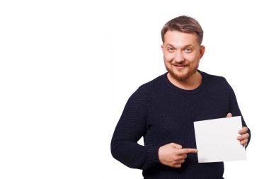 Beyaz bir tahta tutan ve onu işaret eden, beyaz arka planda izole edilmiş bir adam.