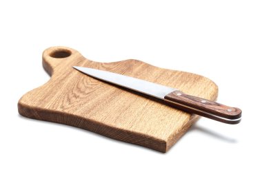 bir kesme tahtası beyaz arka plan üzerinde yalan mutfak bıçağı