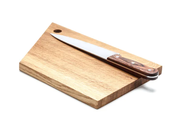 Couteau de cuisine couché sur une planche à découper, fond blanc — Photo