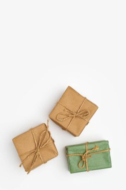 El yapımı sabun. Kağıda sarılı ve sicimle bağlanmış üç çubuk el yapımı sabun.