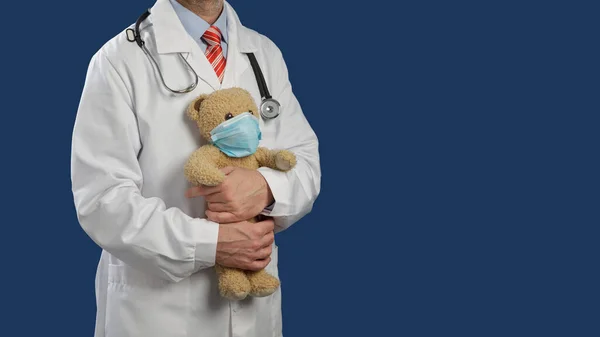 Medische Arts Met Een Stethoscoop Schouders Houdt Een Teddybeer Een — Stockfoto