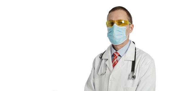 安全眼鏡の医者 医療用マスク 肩の聴診器がカメラを見ている 白い背景に隔離された — ストック写真
