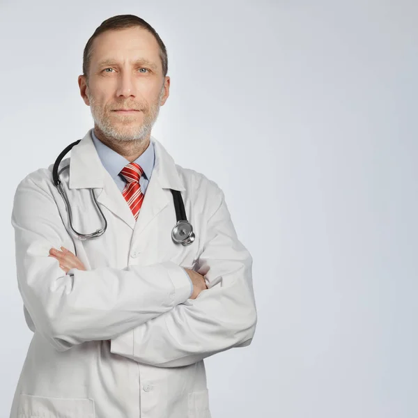 Retrato Médico Barbudo Sobre Fundo Branco Com Espaço Para Texto — Fotografia de Stock