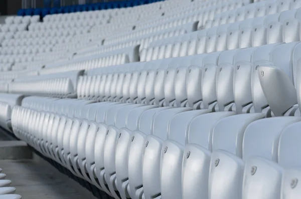 隔離期間中のアメリカンフットボールスタジアムの空の白い座席 — ストック写真