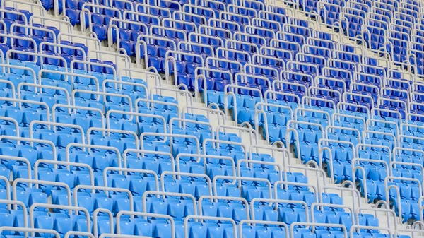 Maçtan önce stadyumdaki boş mavi ve koyu mavi koltuklar.