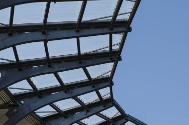 Stadyumun çatısında kablo var. Arenada yapısal çelik işçiliği.