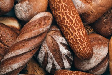 Çeşitli kepekli ekmeğin üst görüntüsü yakın plan.