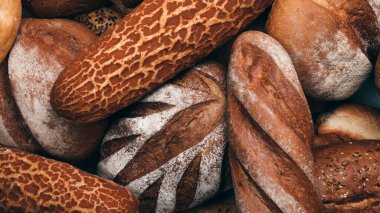 Birçok kepekli ekmeğin üst görüntüsü yakın plan.