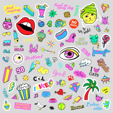 Moda ilginç çizgi film doodle yama rozetleri şirin elemanları ile. İzole vektör. Küme etiketleri, iğne, çizgi roman tarzında 80s 90s yamalı. Kalpler, konuşma balonları, aşk, dudaklar, gözler, yıldız.
