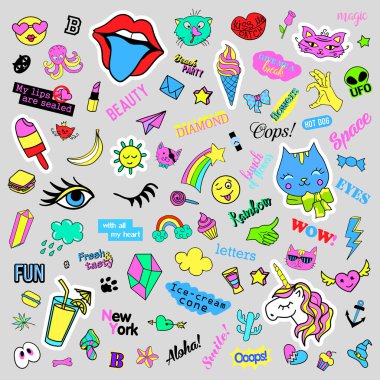 Moda ilginç çizgi film doodle yama rozetleri şirin elemanları ile. İzole vektör. Küme etiketleri, iğne, çizgi roman tarzında 80s 90s yamalı. Kalpler, konuşma balonları, aşk, dudaklar, gözler, yıldız.