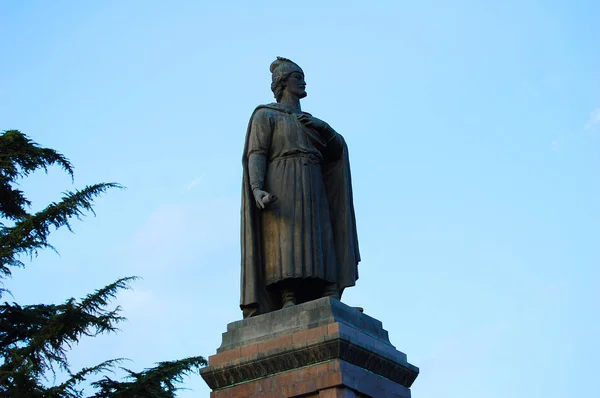 Denkmal für Shota Rustaweli in Tiflis — Stockfoto