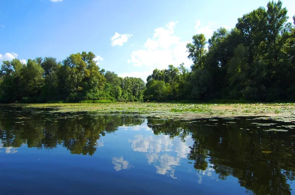 Yaz Kiev'de Dinyeper Nehri