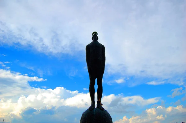 Kiev manzara sokakta üzerinde heykel 