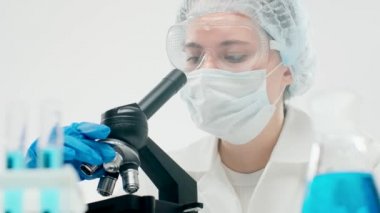 Koruyucu laboratuvar teknisyeni güzel bayan bilim adamı.