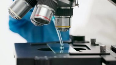 Antiviral ilaç kullanan bir tıp işçisinin yakın çekimi.