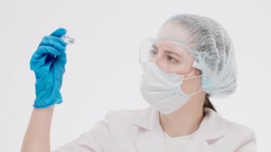 Koruyucu tıbbi teçhizat içinde güzel bir kadın.
