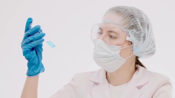 Empleado médico en un laboratorio está estudiando una nueva vacuna sampl — Vídeo de stock