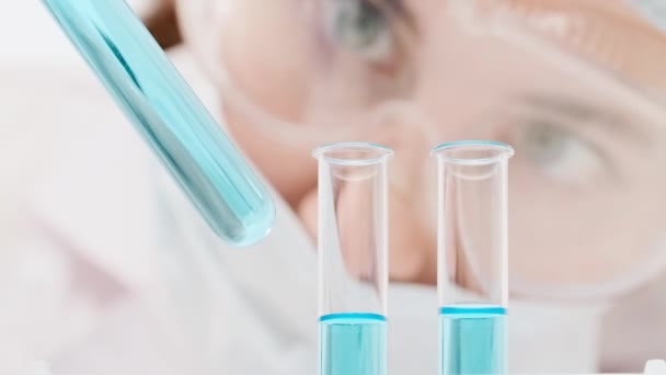 Blurred young woman scientist in a medical mask and hat — Stock Video