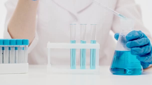 As mãos de uma trabalhadora de laboratório não identificada recolhem amostras de testes — Vídeo de Stock