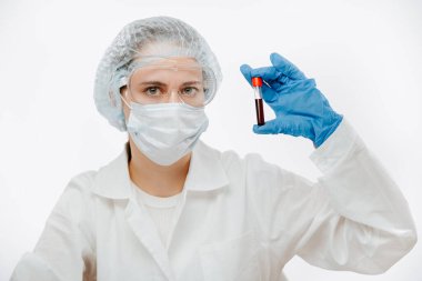 Koruyucu gözlüklü kadın doktor elinde koronavirüslü kan tüpü tutuyor.