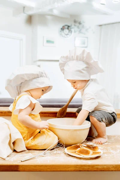 Vista lateral de um menino cozinheiro caucasiano encantador — Fotografia de Stock