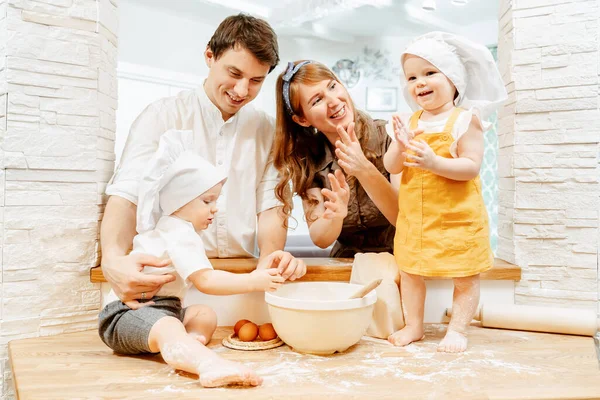 Beyaz şapkalı mutlu beyaz bir aile.