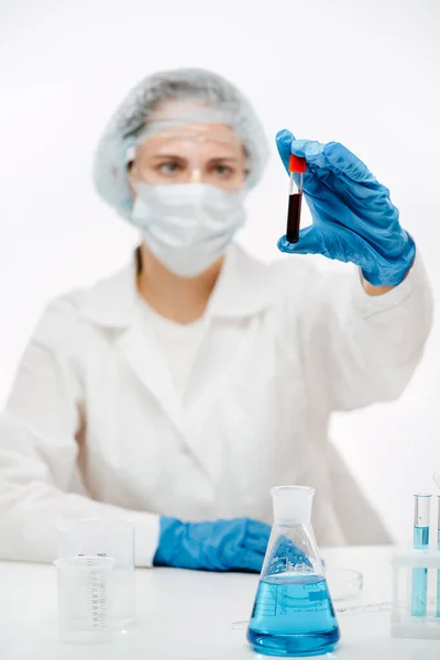 Klinikte Coronavirus 'lu kan tüpüne bakan bir tıp çalışanı var.