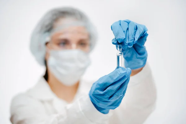 Klinikte Coronavirus 'u tedavi etmek için eldiven giyen tıp çalışanı.