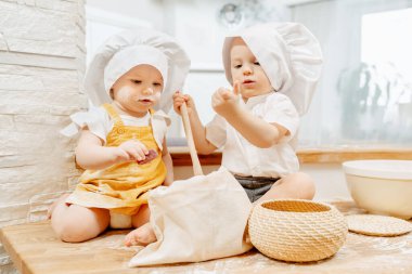 Meraklı küçük sevimli aşçı şapkalı çocuklar