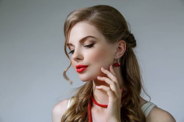 Uzun dalgalı saçlı güzel bir kadın..