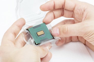 Cpu kutudan dışarı eller erkek al.
