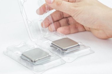 Adamın elinde bir Cpu ile bir kutusunu açma.