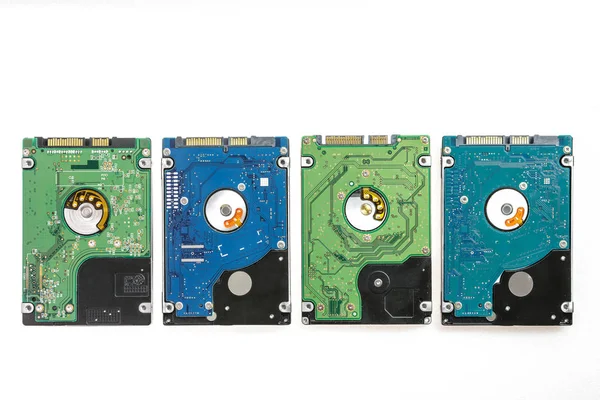 Fyra olika 2,5 tums laptop HDDs. — Stockfoto