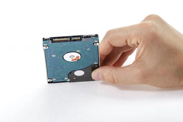 Man's hand holds a 2.5 inch hard drive. — Stock Photo, Image