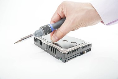 El tamirci 3,5 inç sabit disk kapağı bir tornavida ile unscrews..