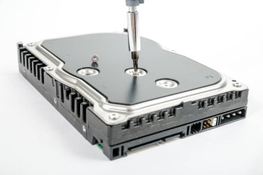 Kırpılan tornavida 3,5 inç sabit disk kapak vida unscrews.