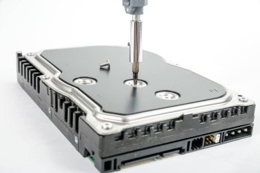 Kırpılan tornavida 3,5 inç sabit disk kapak vida unscrews.